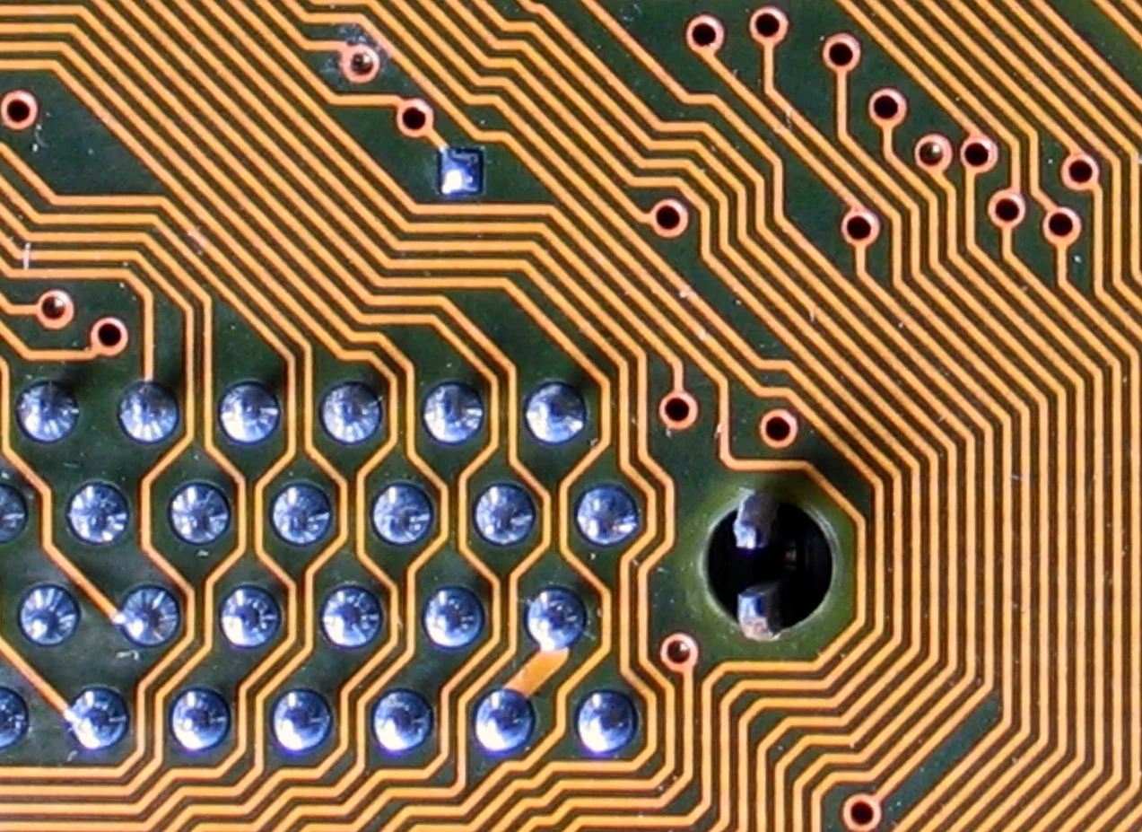 Wann ein PCB-Guard-Trace sinnvoll ist: Was man bei Rückstrompfad, Impedanz und hochohmigen Knoten zuerst prüfen sollte