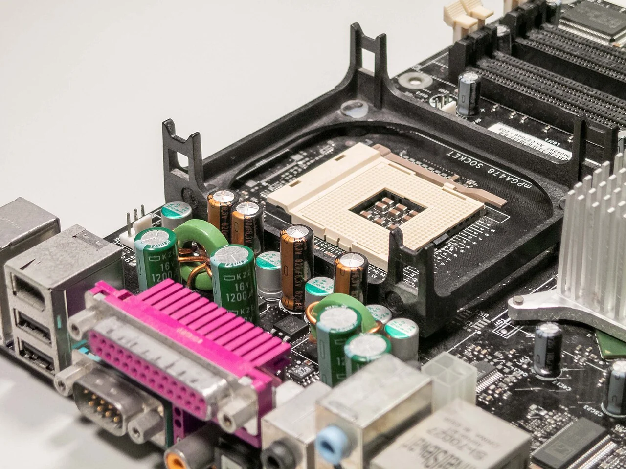 Que vérifier en premier dans le layout d'un contrôleur VRM : comment définir ensemble boucles fort courant, remote sense et symétrie multiphase