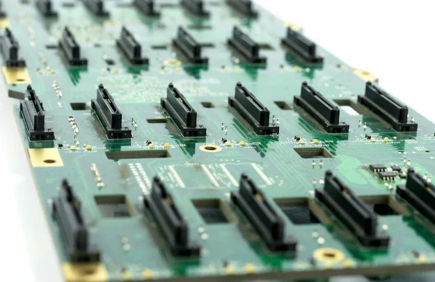 Techniker prüft großformatiges Hochgeschwindigkeits-Backplane-PCB mit mehreren Steckverbindern