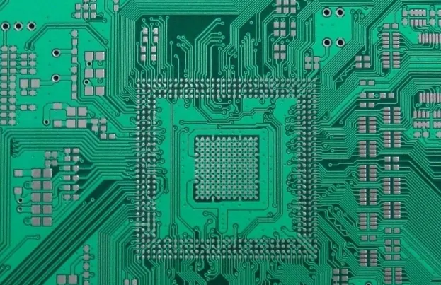 Низкошероховатая медь и дифференциальная трассировка для оптимизации потерь в высокоскоростных каналах