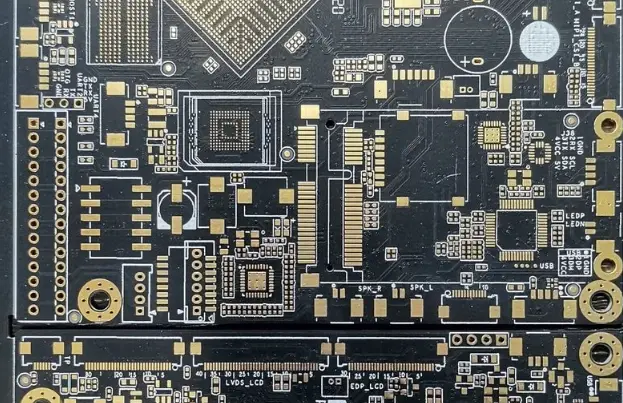 Coupe transversale montrant le diélectrique MCPCB et le réseau de vias thermiques sous un dispositif de puissance